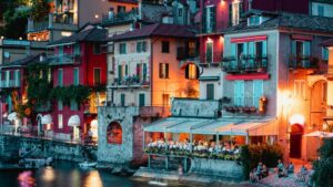 Sfeervol dorp aan het water met restaurants weerspiegelt persoonlijke beleving binnen gastverwachtingen toerisme