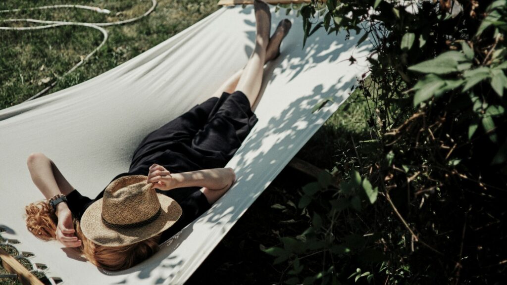 Rust tijdens drukke dagen door ontspannen liggen in een hangmat in de tuin met zonlicht en schaduw