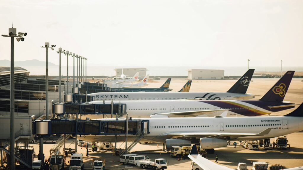 Vliegtuigen aan de gate tonen hoe digitalisering en mobiliteit gastverwachtingen toerisme beïnvloeden