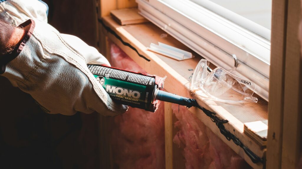 Kitten van raamkozijn tijdens regelmatig woning onderhoud voor betere isolatie en afwerking