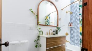 Badkamer na bestaande woning verbouwen met houten wastafelmeubel, ronde spiegel en moderne afwerking