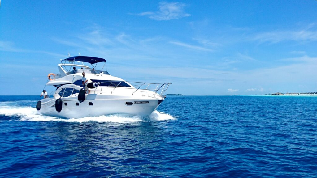 Motorboot op helder water met nette romp onderhouden volgens boot schoonmaak tips