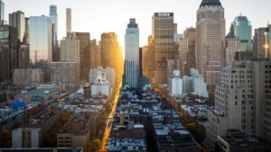 Skyline met hoge gebouwen en zonlicht tussen de straten tijdens een nieuwe stad verkennen