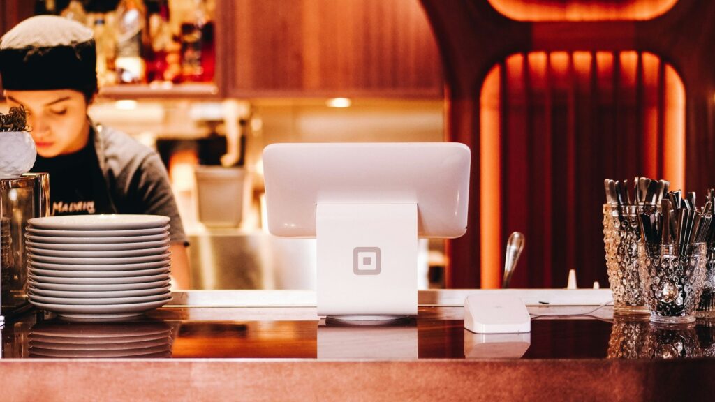 Kassasysteem in restaurant met horecasoftware systemen voor snelle bestellingen en overzicht aan de bar