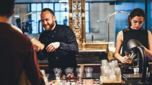 Barpersoneel werkt samen met horecasoftware systemen voor efficiënte bestellingen en snelle service