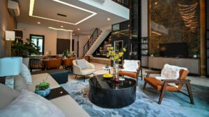 Stijlvolle woonruimte met open indeling en luxe meubels geïnspireerd op hotelkamer inrichting