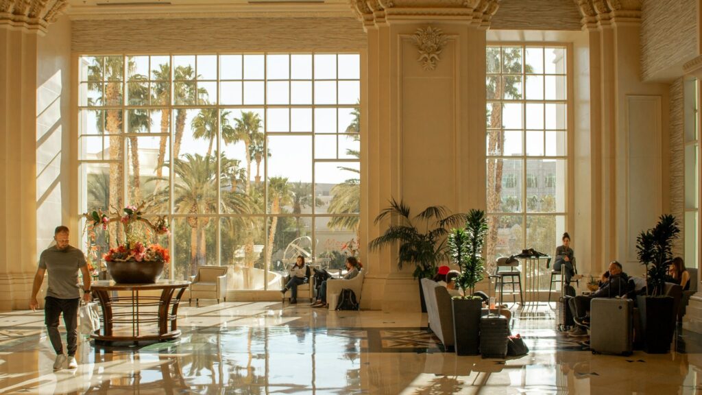 Luxe hotellobby met hoge ramen en zitgedeeltes passend bij hotelkamer inrichting en gastbeleving