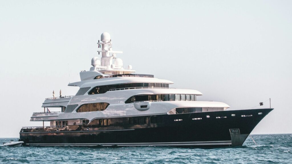 Groot luxe jacht op zee met schone romp als resultaat van goede boot schoonmaak tips