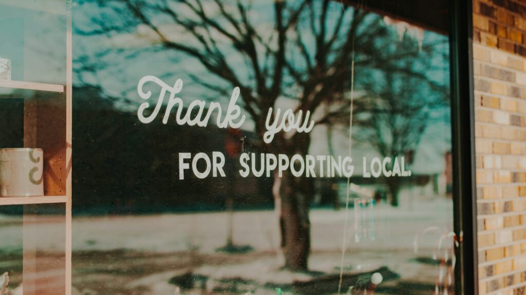 Winkelraam met boodschap over lokaal kopen als voorbeeld van maatwerkproducten kleine ondernemers en klantbinding