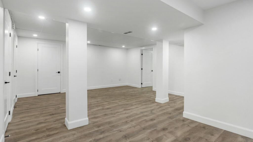 Afgewerkte ruimte na bestaande woning verbouwen met strakke vloer, witte wanden en moderne indeling