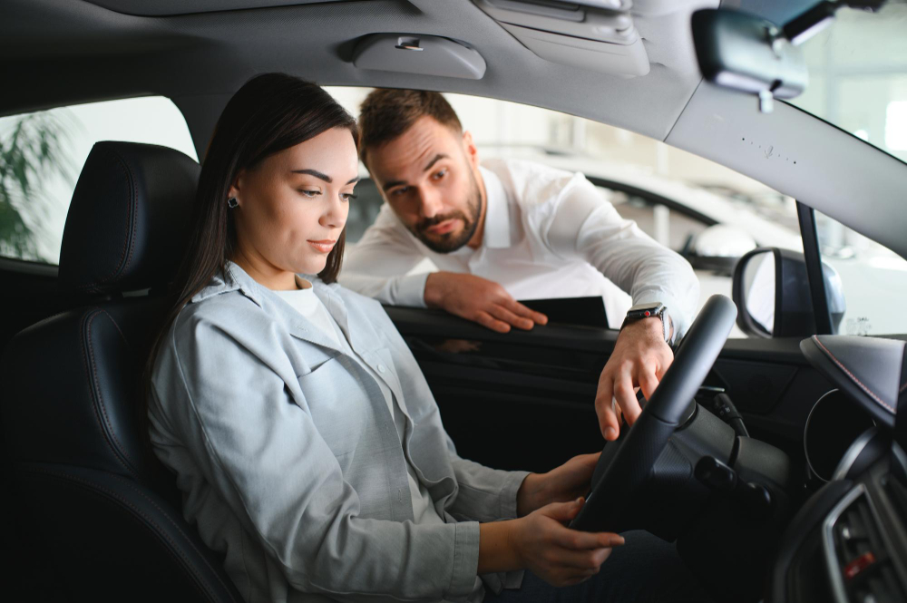 rijles rijinstructeur en leerling kijken naar benzine pijl