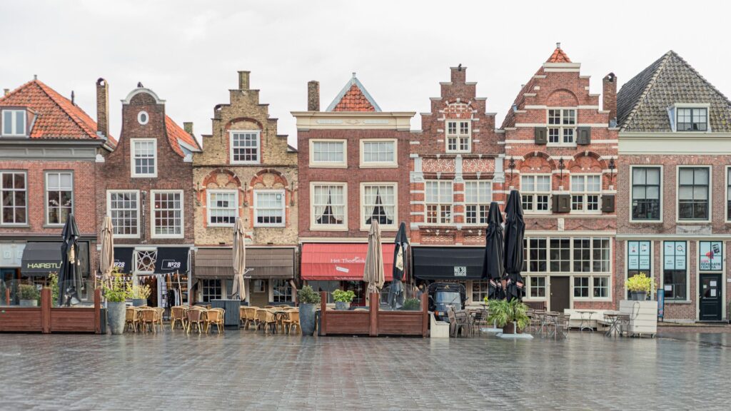 Rij historische panden met terrassen op een plein tijdens een nieuwe stad verkennen