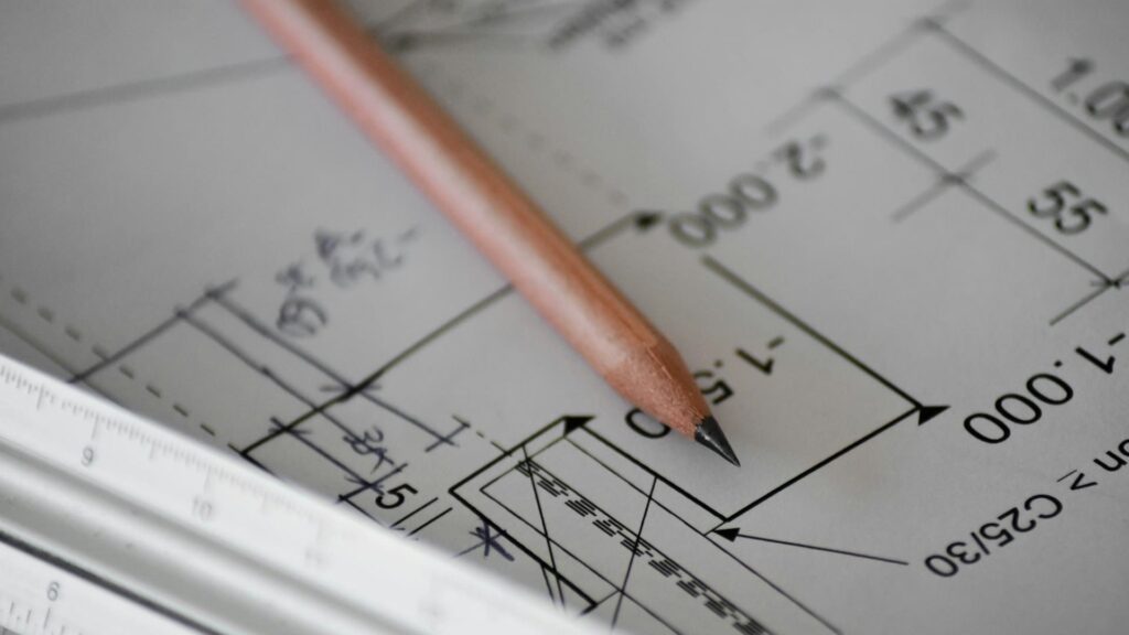 Technische bouwtekening met potlood en meetinstrumenten bij bouwproject effectief aanpakken