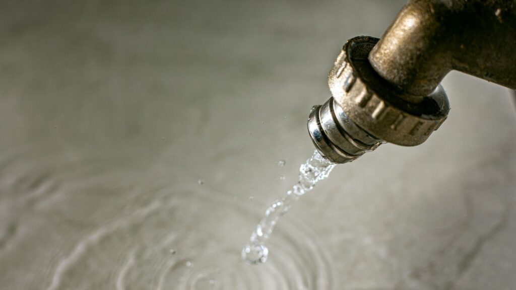Water uit kraan tijdens lekkage oplossen bij leiding of aansluiting