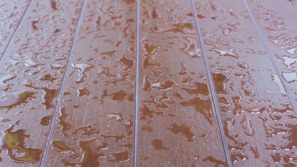 Natte vloer met waterplassen als gevolg van lekkage oplossen in huis