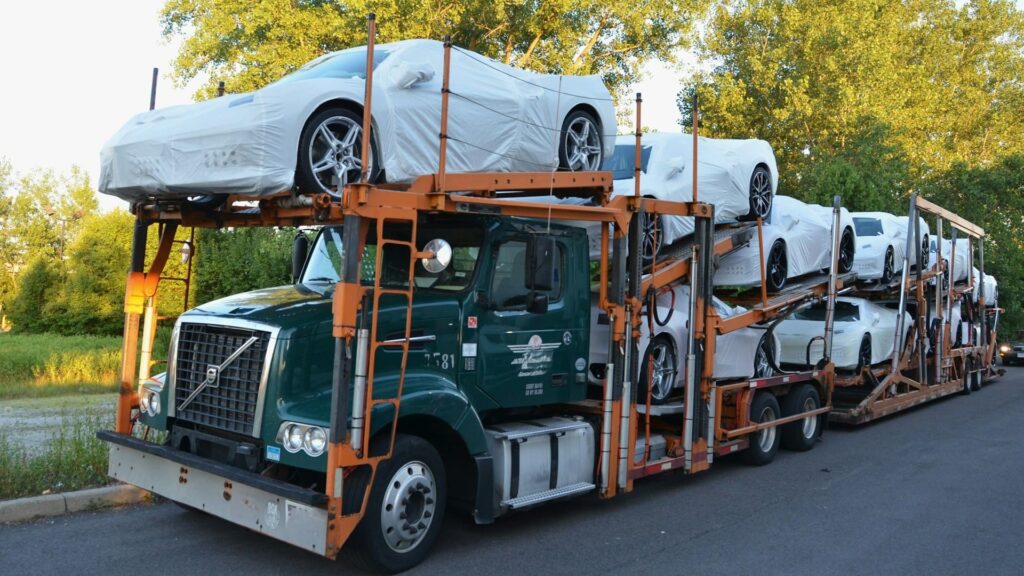 Autotransport groeit zichtbaar met vrachtwagen vol nieuwe auto’s klaar voor distributie binnen regio