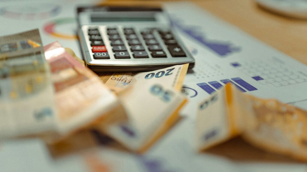 Rekenmachine en eurobiljetten op rapporten als onderdeel van een foutloze boekhouding