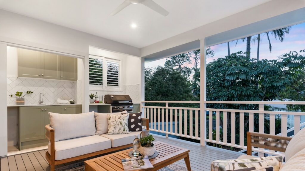 Buiten zitten comfortabel op een lichte veranda met tuinzicht en gezellige zithoek